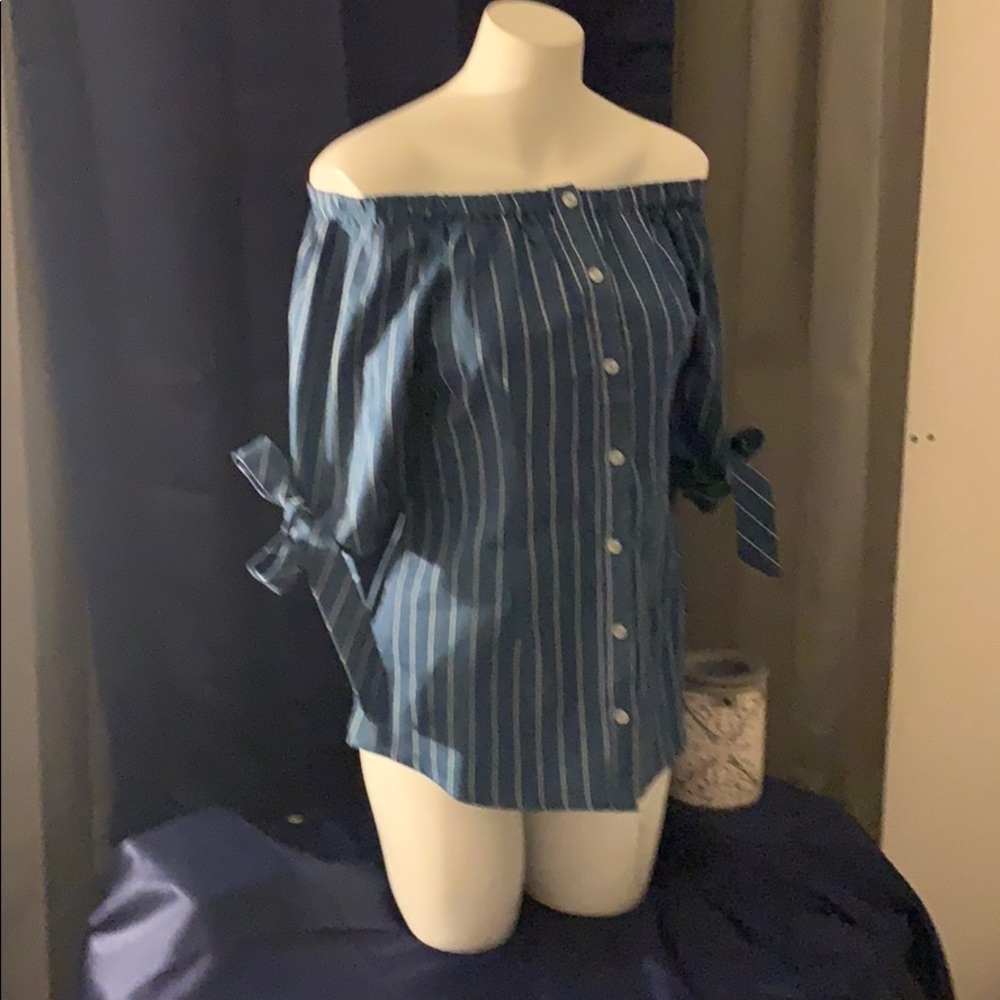 Denim top with cute bows at sleeve